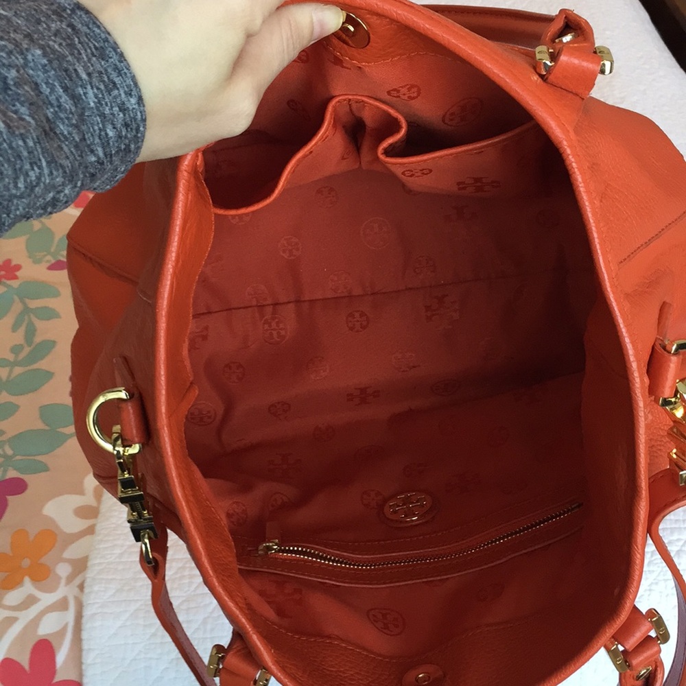 Tory Burch Amanda Hobo Leather Bag in Blood Orange - Picture 5 of 8